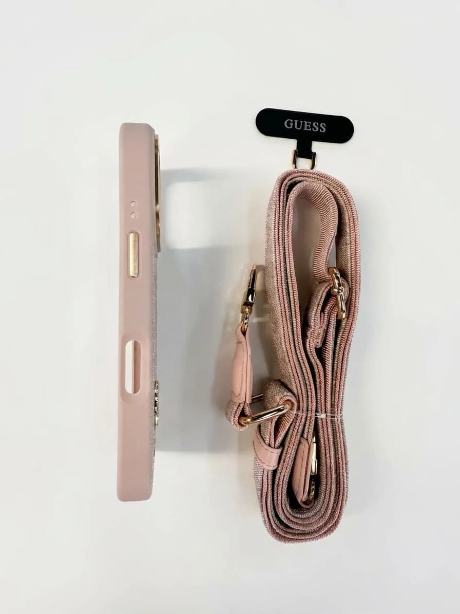 GUESS 4G Metall-Logo Hülle mit Crossbody-Gurt für iPhone 15 Pro Max – Pink 2