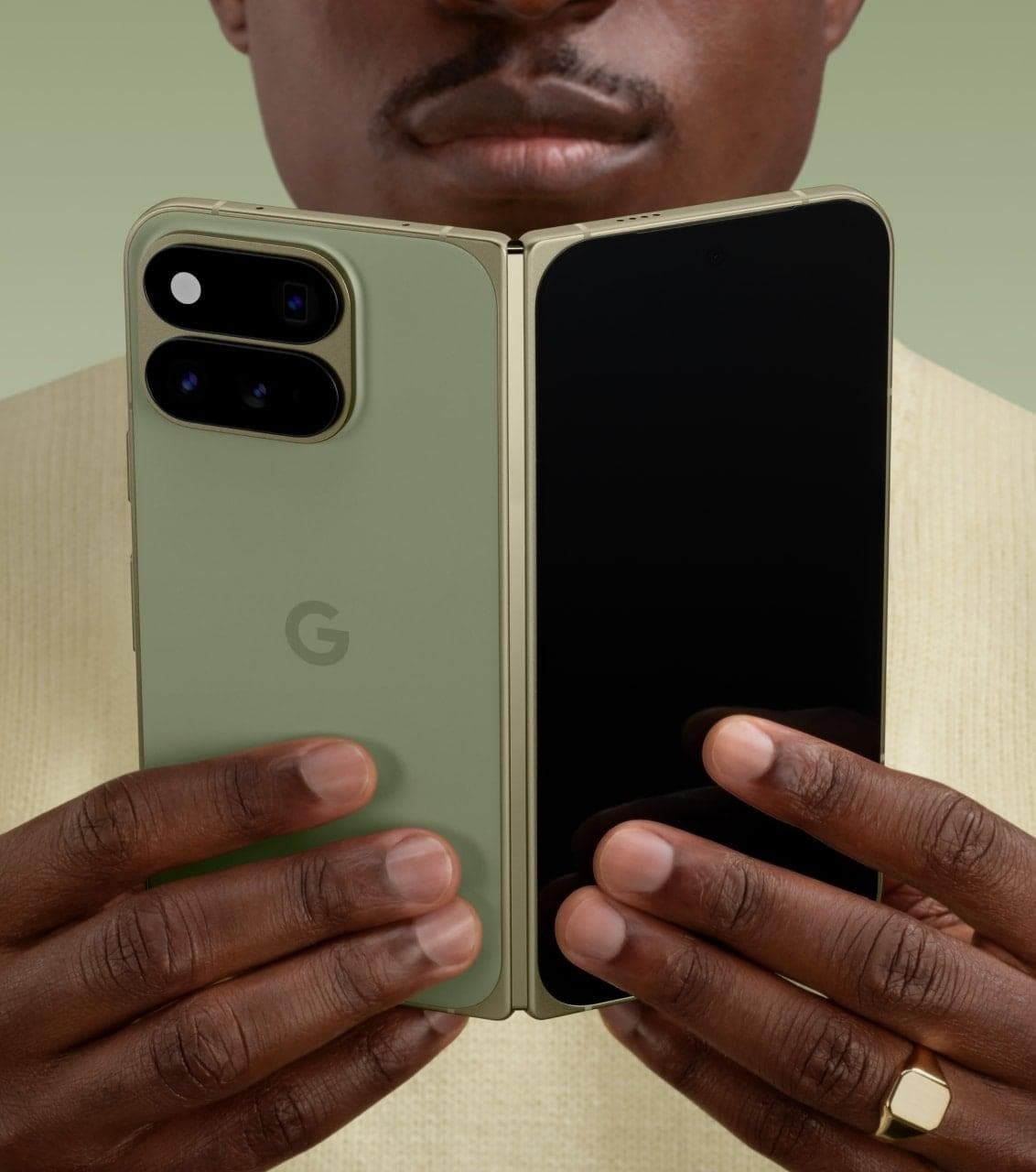 Aufgeklapptes Pixel 11 Pro Fold in Olive.